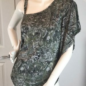 Santiki A Symmetrical top. Large